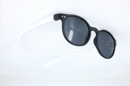 Solbrille mat sort front, blank hvide stænger